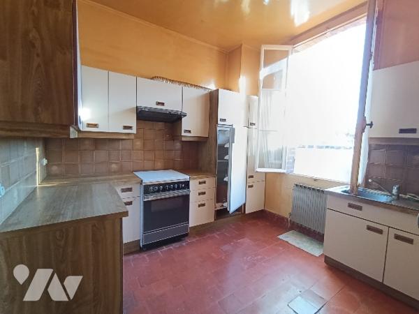 SAINTE MENEHOULD - RUE CHANTERAINE
Maison de ville de 84m², cour sur l'arrière, garage, terrain