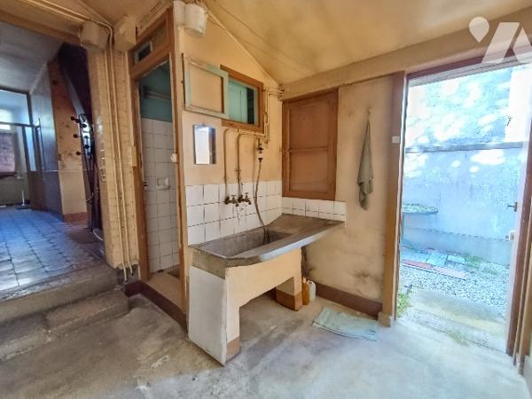 SAINTE MENEHOULD - RUE CHANTERAINE
Maison de ville de 84m², cour sur l'arrière, garage, terrain