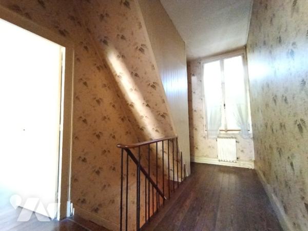 SAINTE MENEHOULD - RUE CHANTERAINE
Maison de ville de 84m², cour sur l'arrière, garage, terrain