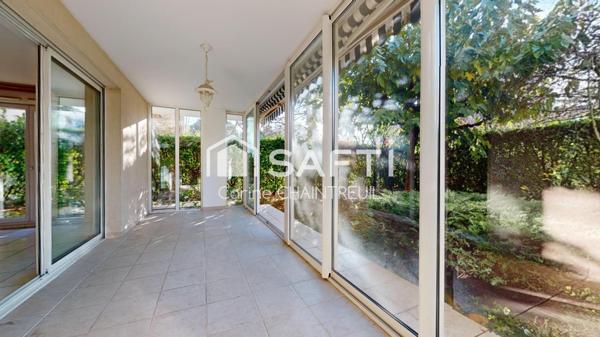 BRON : Rare et exceptionnel rez-de-jardin avec veranda et grand jardin privatif