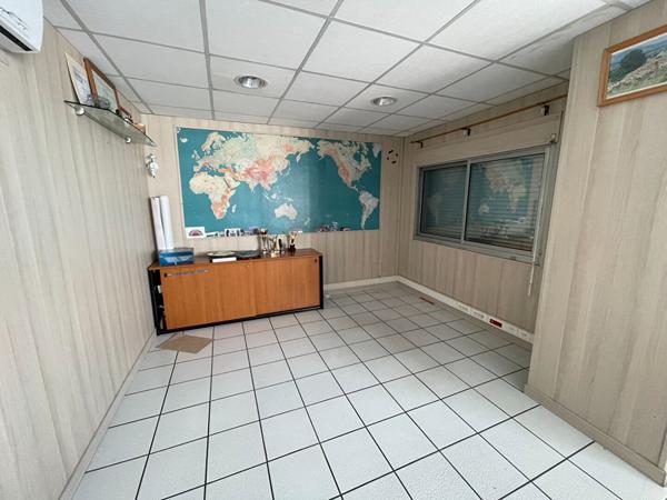 Bâtiment à vendre de 1500 m² env de surface bâtie  en centre ville de SISTERON