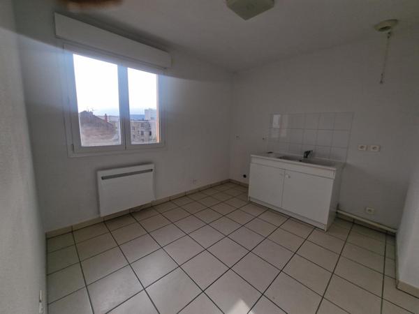 T3 LUMINEUX AVEC BALCON BOX ET CAVES