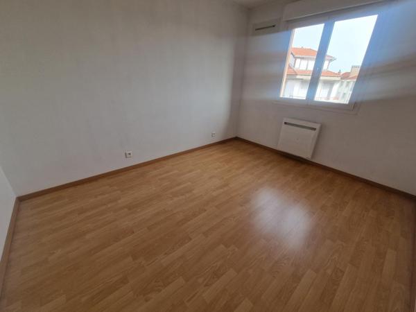 T3 LUMINEUX AVEC BALCON BOX ET CAVES