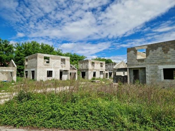 Sur une parcelle de 2 259 m², projet de construction de 5 maisons individuelles déjà engagé. Les travaux de maçonnerie ont été réalisés sur l'ensemble des bâtiments, offrant un gain de temps significatif pour la poursuite de l'opération.

Le terrain bénéficie d'une implantation optimisée permettant la réalisation d'un programme résidentiel attractif. Les gros œuvres sont en place, réduisant les délais de démarrage et les coûts liés aux premières phases du chantier.

Points forts :
• Terrain de 2 259 m²
• Projet de 5 maisons individuelles (96.65 m² et 18m² garage)
• Maçonnerie réalisée
• Avancement substantiel des travaux
• Fort potentiel de valorisation
• Idéal constructeur, promoteur ou marchand de biens

Dossier complet et informations techniques disponibles sur demande.
