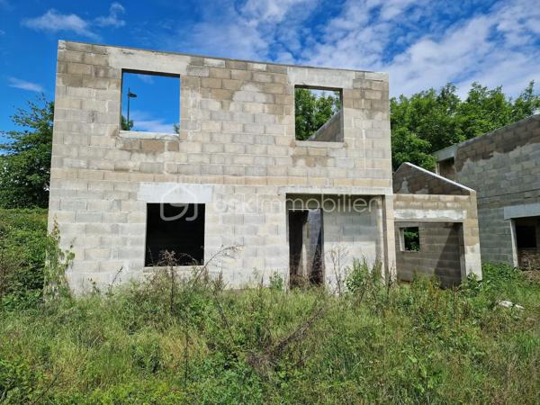 Sur une parcelle de 2 259 m², projet de construction de 5 maisons individuelles déjà engagé. Les travaux de maçonnerie ont été réalisés sur l'ensemble des bâtiments, offrant un gain de temps significatif pour la poursuite de l'opération.

Le terrain bénéficie d'une implantation optimisée permettant la réalisation d'un programme résidentiel attractif. Les gros œuvres sont en place, réduisant les délais de démarrage et les coûts liés aux premières phases du chantier.

Points forts :
• Terrain de 2 259 m²
• Projet de 5 maisons individuelles (96.65 m² et 18m² garage)
• Maçonnerie réalisée
• Avancement substantiel des travaux
• Fort potentiel de valorisation
• Idéal constructeur, promoteur ou marchand de biens

Dossier complet et informations techniques disponibles sur demande.