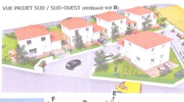 Sur une parcelle de 2 259 m², projet de construction de 5 maisons individuelles déjà engagé. Les travaux de maçonnerie ont été réalisés sur l'ensemble des bâtiments, offrant un gain de temps significatif pour la poursuite de l'opération.

Le terrain bénéficie d'une implantation optimisée permettant la réalisation d'un programme résidentiel attractif. Les gros œuvres sont en place, réduisant les délais de démarrage et les coûts liés aux premières phases du chantier.

Points forts :
• Terrain de 2 259 m²
• Projet de 5 maisons individuelles (96.65 m² et 18m² garage)
• Maçonnerie réalisée
• Avancement substantiel des travaux
• Fort potentiel de valorisation
• Idéal constructeur, promoteur ou marchand de biens

Dossier complet et informations techniques disponibles sur demande.