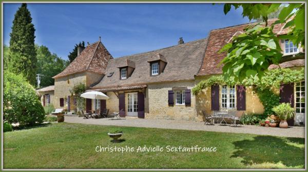 Domaine périgourdin de 400 M2 habitables sur 12 ha de parc avec pisicne