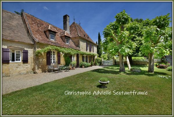 Domaine périgourdin de 400 M2 habitables sur 12 ha de parc avec pisicne