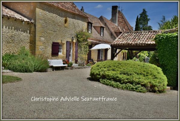 Domaine périgourdin de 400 M2 habitables sur 12 ha de parc avec pisicne