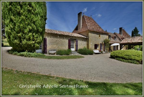 Domaine périgourdin de 400 M2 habitables sur 12 ha de parc avec pisicne
