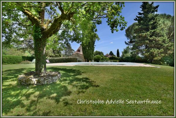 Domaine périgourdin de 400 M2 habitables sur 12 ha de parc avec pisicne