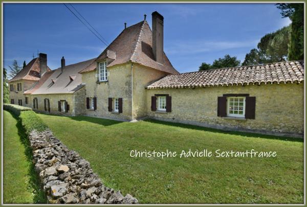 Domaine périgourdin de 400 M2 habitables sur 12 ha de parc avec pisicne