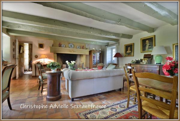 Domaine périgourdin de 400 M2 habitables sur 12 ha de parc avec pisicne