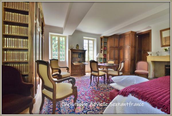 Domaine périgourdin de 400 M2 habitables sur 12 ha de parc avec pisicne