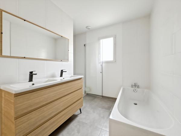 Saint-Didier-de-Formans (01600) Saint-didier-de-formans, à deux pas des écoles, maison 4 pièces 100 m²