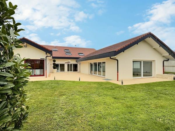 Vers (74160) Proche Genève : Magnifique Villa de 500m2 avec piscine intérieure