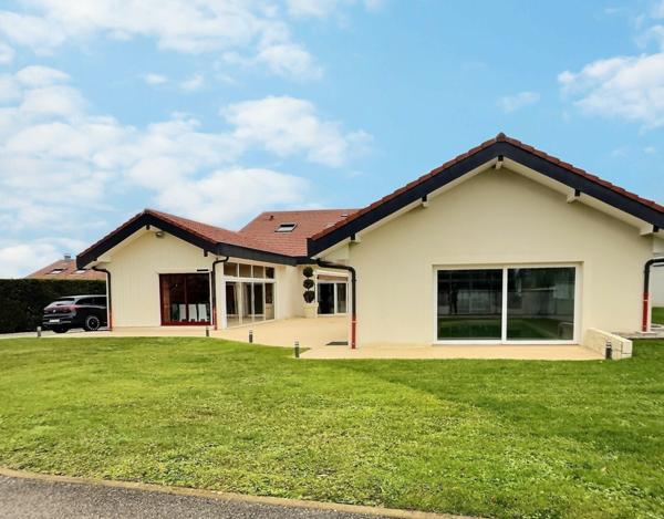 Vers (74160) Proche Genève : Magnifique Villa de 500m2 avec piscine intérieure
