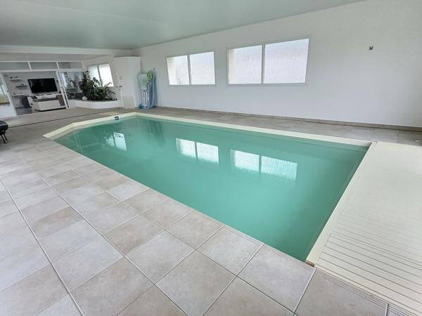 Vers (74160) Proche Genève : Magnifique Villa de 500m2 avec piscine intérieure