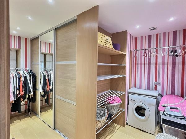 Vers (74160) Proche Genève : Magnifique Villa de 500m2 avec piscine intérieure