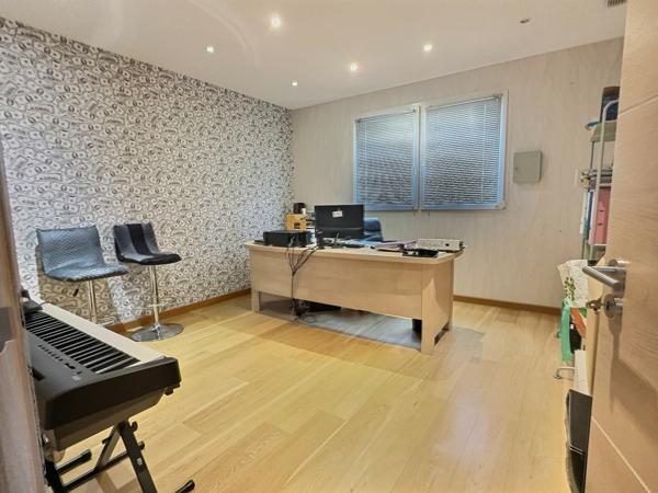 Vers (74160) Proche Genève : Magnifique Villa de 500m2 avec piscine intérieure