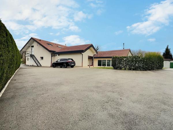 Vers (74160) Proche Genève : Magnifique Villa de 500m2 avec piscine intérieure