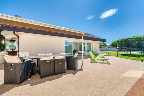 Vers (74160) Proche Genève : Magnifique Villa de 500m2 avec piscine intérieure