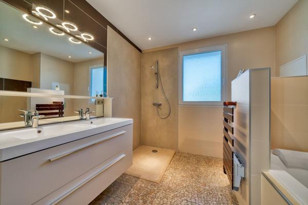 Vers (74160) Proche Genève : Magnifique Villa de 500m2 avec piscine intérieure