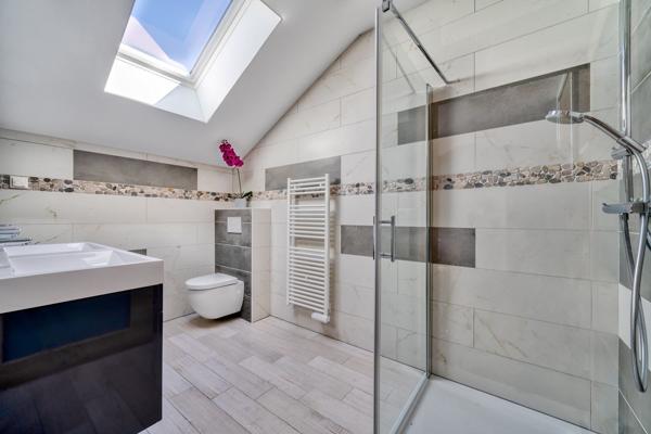 Vers (74160) Proche Genève : Magnifique Villa de 500m2 avec piscine intérieure