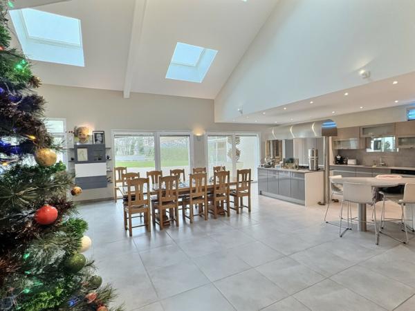 Vers (74160) Proche Genève : Magnifique Villa de 500m2 avec piscine intérieure