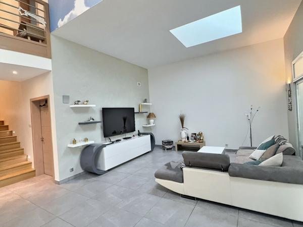 Vers (74160) Proche Genève : Magnifique Villa de 500m2 avec piscine intérieure