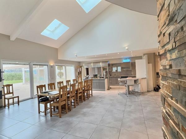 Vers (74160) Proche Genève : Magnifique Villa de 500m2 avec piscine intérieure