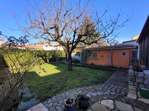 Maison familiale avec jardin et garages - LA ROCHELLE