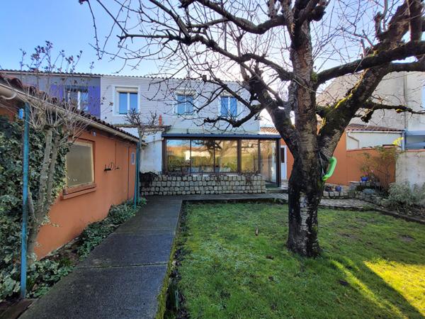 Maison familiale avec jardin et garages - LA ROCHELLE