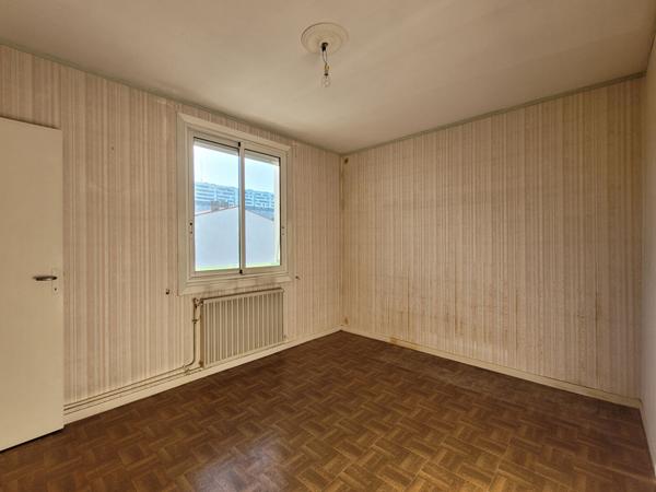 Maison familiale avec jardin et garages - LA ROCHELLE