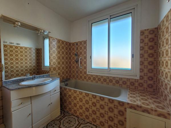 Maison familiale avec jardin et garages - LA ROCHELLE