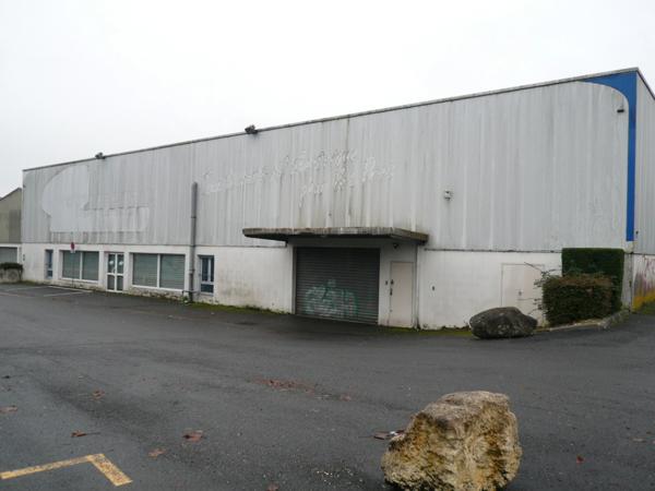 ⚜ A LOUER CHATEAUBERNARD Zone Commercial Local Bureau ⚜