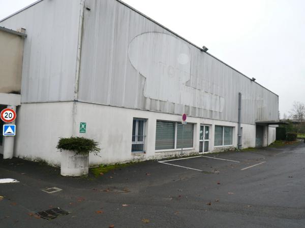 ⚜ A LOUER CHATEAUBERNARD Zone Commercial Local Bureau ⚜