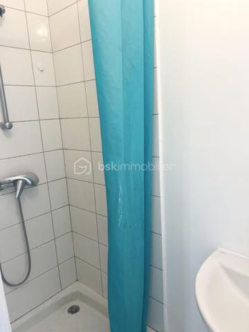 Appartement de 27 m², comprenant une cuisine, un séjour, une chambre, une salle d’eau, un WC séparé. À visiter sans tarder.