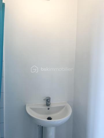 Appartement de 27 m², comprenant une cuisine, un séjour, une chambre, une salle d’eau, un WC séparé. À visiter sans tarder.