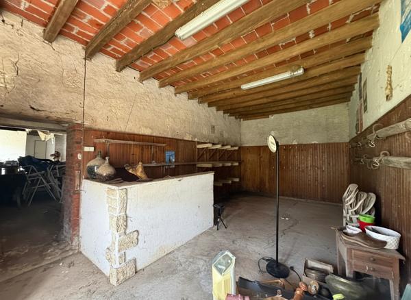 Domaine à fort potentiel : étang d'un hectare, deux maisons, dépendances exceptionnelles - à rénover et personnaliser entièrement