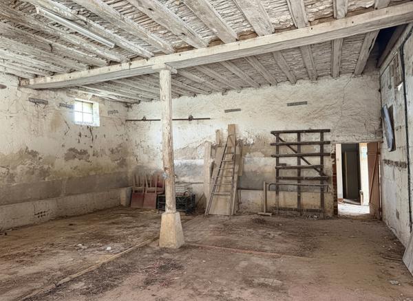 Domaine à fort potentiel : étang d'un hectare, deux maisons, dépendances exceptionnelles - à rénover et personnaliser entièrement