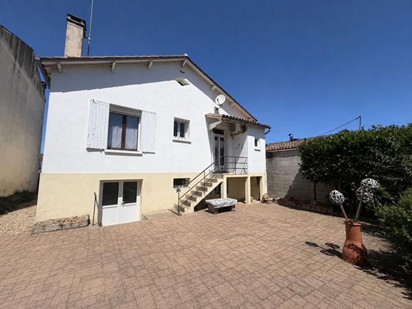 Charmante maison de ville rénovée avec 2 chambres et jardin à Bergerac !