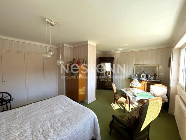 PAVILLON 4 CHAMBRES ET 1 BUREAU CENTRE DE CHABRIS AVEC DÉPENDANCES ET JARDIN (INDRE 36)