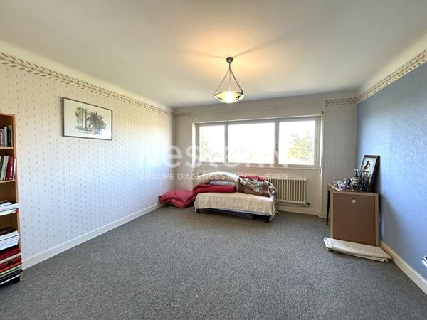 PAVILLON 4 CHAMBRES ET 1 BUREAU CENTRE DE CHABRIS AVEC DÉPENDANCES ET JARDIN (INDRE 36)