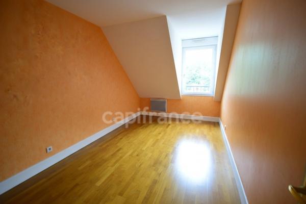 Appartement à louer 3 pièces de 83 m2 DIJON (21) quartier haut EIFFEL , balcon, cave, parking