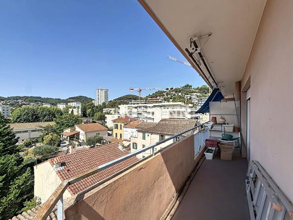 VALLAURIS 3 pièces avec terrasse de 19 m², triple exposition, aperçu mer et cave