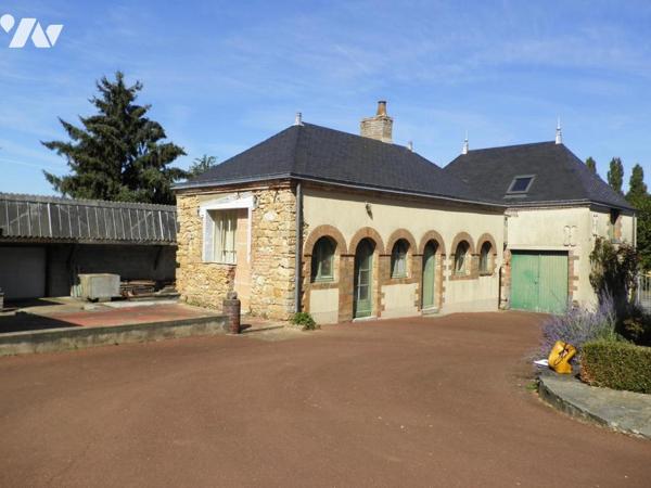 MAISON EN VENTE à ASNIERES SUR VEGRE avec dépendances et sur terrain 5545 m²