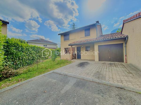 Dans un environnement calme et recherché, au sein d’une petite copropriété des années 80, découvrez cette agréable maison mitoyenne par le garage, implantée sur une parcelle de 591 m² et offrant une magnifique vue dégagée sur la Dent de Crolles.

D’une surface totale de 110 m² (106 m² loi Carrez), elle propose une distribution idéale pour une vie de famille. Le séjour, lumineux et chaleureux grâce à sa cheminée, s’ouvre directement sur la terrasse et l’espace piscine, invitant à profiter pleinement des beaux jours.

La cuisine équipée, aujourd’hui fonctionnelle mais à remettre au goût du jour, offre un beau potentiel d’aménagement. Le mur séparant la cuisine du séjour n’étant pas porteur, il est tout à fait envisageable de créer une grande pièce de vie ouverte et conviviale.

À l’étage, vous trouverez trois chambres confortables, toutes équipées de placards intégrés, dont deux particulièrement spacieuses. Une salle de bains avec baignoire ainsi qu’un second WC complètent ce niveau, tandis qu’un premier WC est situé au rez-de-chaussée pour plus de praticité.

Côté extérieur, le jardin offre un cadre paisible et une belle intimité. La piscine de 7 x 3 mètres, à rénover,  constitue un véritable atout pour créer un espace de détente à votre image.

Les prestations comprennent également des fenêtres en double vitrage avec volets roulants électriques, une cave, ainsi qu’un grand garage de 25 m² accessible directement depuis la maison. Deux places de stationnement privatives viennent compléter l’ensemble.

L’emplacement est un véritable point fort : commerces, écoles, mairie, marché dominical, équipements sportifs et activités pour les enfants sont accessibles à pied, offrant un quotidien pratique et agréable dans l’un des secteurs les plus appréciés de Crolles.

Une maison lumineuse, pleine de potentiel et idéalement située, qui n’attend plus que votre projet de vie.