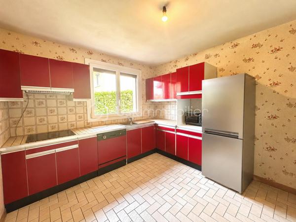 Dans un environnement calme et recherché, au sein d’une petite copropriété des années 80, découvrez cette agréable maison mitoyenne par le garage, implantée sur une parcelle de 591 m² et offrant une magnifique vue dégagée sur la Dent de Crolles.

D’une surface totale de 110 m² (106 m² loi Carrez), elle propose une distribution idéale pour une vie de famille. Le séjour, lumineux et chaleureux grâce à sa cheminée, s’ouvre directement sur la terrasse et l’espace piscine, invitant à profiter pleinement des beaux jours.

La cuisine équipée, aujourd’hui fonctionnelle mais à remettre au goût du jour, offre un beau potentiel d’aménagement. Le mur séparant la cuisine du séjour n’étant pas porteur, il est tout à fait envisageable de créer une grande pièce de vie ouverte et conviviale.

À l’étage, vous trouverez trois chambres confortables, toutes équipées de placards intégrés, dont deux particulièrement spacieuses. Une salle de bains avec baignoire ainsi qu’un second WC complètent ce niveau, tandis qu’un premier WC est situé au rez-de-chaussée pour plus de praticité.

Côté extérieur, le jardin offre un cadre paisible et une belle intimité. La piscine de 7 x 3 mètres, à rénover,  constitue un véritable atout pour créer un espace de détente à votre image.

Les prestations comprennent également des fenêtres en double vitrage avec volets roulants électriques, une cave, ainsi qu’un grand garage de 25 m² accessible directement depuis la maison. Deux places de stationnement privatives viennent compléter l’ensemble.

L’emplacement est un véritable point fort : commerces, écoles, mairie, marché dominical, équipements sportifs et activités pour les enfants sont accessibles à pied, offrant un quotidien pratique et agréable dans l’un des secteurs les plus appréciés de Crolles.

Une maison lumineuse, pleine de potentiel et idéalement située, qui n’attend plus que votre projet de vie.