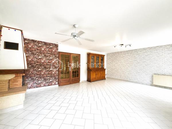 Dans un environnement calme et recherché, au sein d’une petite copropriété des années 80, découvrez cette agréable maison mitoyenne par le garage, implantée sur une parcelle de 591 m² et offrant une magnifique vue dégagée sur la Dent de Crolles.

D’une surface totale de 110 m² (106 m² loi Carrez), elle propose une distribution idéale pour une vie de famille. Le séjour, lumineux et chaleureux grâce à sa cheminée, s’ouvre directement sur la terrasse et l’espace piscine, invitant à profiter pleinement des beaux jours.

La cuisine équipée, aujourd’hui fonctionnelle mais à remettre au goût du jour, offre un beau potentiel d’aménagement. Le mur séparant la cuisine du séjour n’étant pas porteur, il est tout à fait envisageable de créer une grande pièce de vie ouverte et conviviale.

À l’étage, vous trouverez trois chambres confortables, toutes équipées de placards intégrés, dont deux particulièrement spacieuses. Une salle de bains avec baignoire ainsi qu’un second WC complètent ce niveau, tandis qu’un premier WC est situé au rez-de-chaussée pour plus de praticité.

Côté extérieur, le jardin offre un cadre paisible et une belle intimité. La piscine de 7 x 3 mètres, à rénover,  constitue un véritable atout pour créer un espace de détente à votre image.

Les prestations comprennent également des fenêtres en double vitrage avec volets roulants électriques, une cave, ainsi qu’un grand garage de 25 m² accessible directement depuis la maison. Deux places de stationnement privatives viennent compléter l’ensemble.

L’emplacement est un véritable point fort : commerces, écoles, mairie, marché dominical, équipements sportifs et activités pour les enfants sont accessibles à pied, offrant un quotidien pratique et agréable dans l’un des secteurs les plus appréciés de Crolles.

Une maison lumineuse, pleine de potentiel et idéalement située, qui n’attend plus que votre projet de vie.